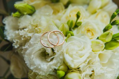 Sevgililer Günü. Düğün için. Güzel alyanslar ve bir buket beyaz gül.
