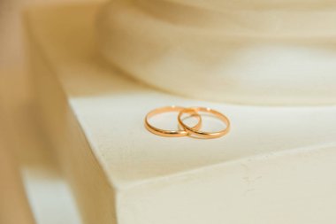 Yüzeyde iki altın yüzük. Düğün..