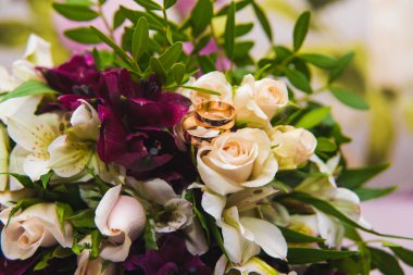 Sevgililer Günü. Düğün için. Güzel alyanslar ve bir buket beyaz gül.