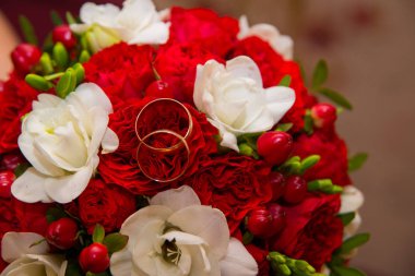 Sevgililer Günü. Evlilik. Evlilik yüzüğü ve güzel bir buket kırmızı beyaz çiçek..