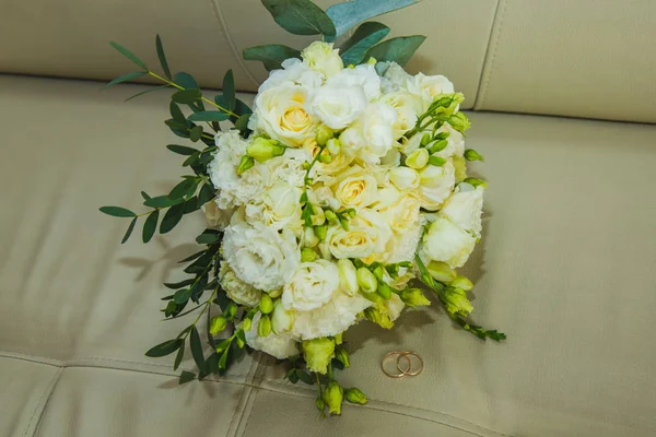 Valentijnsdag. Bruiloft. Prachtige trouwringen en een boeket witte rozen — Stockfoto