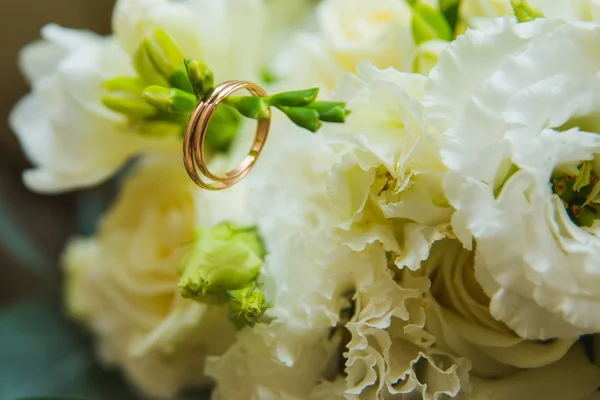 Dia dos Namorados. Casamento. Belos anéis de casamento e um buquê de rosas brancas — Fotografia de Stock