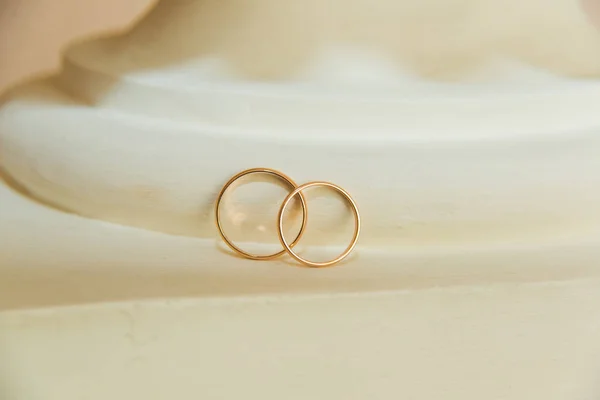 Belos dois anéis de ouro de casamento na superfície. Casamento . — Fotografia de Stock
