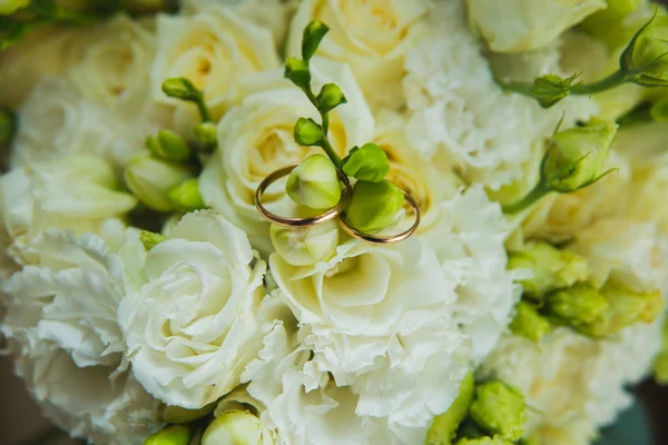 Día de San Valentín. Boda. Hermosos anillos de boda y un ramo de rosas blancas — Foto de Stock