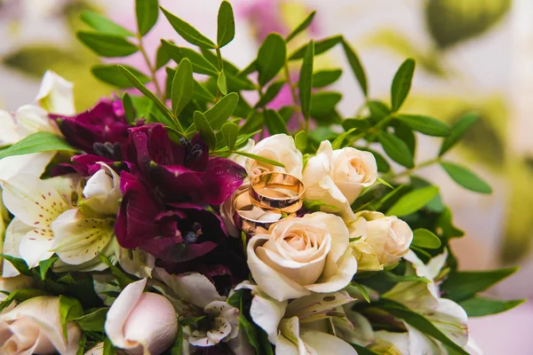 Día de San Valentín. Boda. Hermosos anillos de boda y un ramo de rosas blancas — Foto de Stock