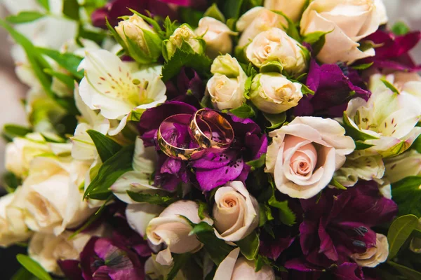 Día de San Valentín. Boda. Hermosos anillos de boda y un ramo de rosas blancas — Foto de Stock
