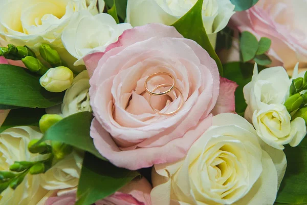 Boda, San Valentín. Hermosa delicada boda ramo de rosas blancas y rosadas, anillos de boda de la novia y el novio . — Foto de Stock