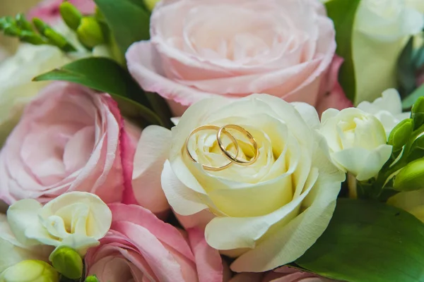 Boda, San Valentín. Hermosa delicada boda ramo de rosas blancas y rosadas, anillos de boda de la novia y el novio . — Foto de Stock