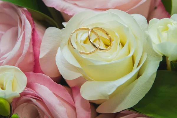 Bruiloft, Valentijnsdag. Mooie delicate bruiloft boeket witte en roze rozen, trouwringen van de bruid en bruidegom. — Stockfoto