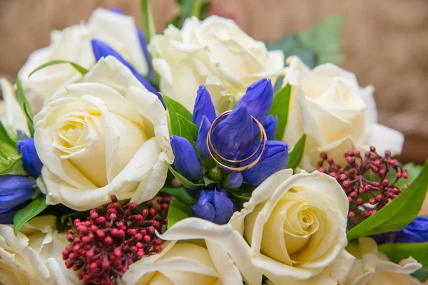 Hermosa delicada boda ramo de rosas blancas y anillos de boda de la novia y el novio . — Foto de Stock