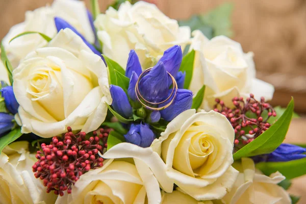 Hermosa delicada boda ramo de rosas blancas y anillos de boda de la novia y el novio . —  Fotos de Stock