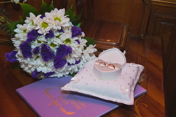 하트 모양의 상자 안에 아름다운 결혼반지와 국화 모양의 꽃다발. — 스톡 사진