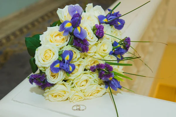 Hermosa delicada boda ramo de rosas blancas y anillos de boda de la novia y el novio . — Foto de Stock