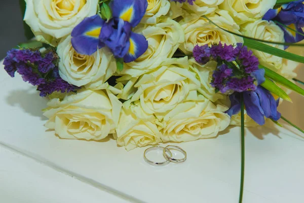 Hermosa delicada boda ramo de rosas blancas y anillos de boda de la novia y el novio . — Foto de Stock