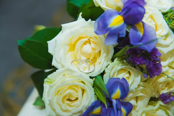 Hermosa delicada boda ramo de rosas blancas y anillos de boda de la novia y el novio . — Foto de Stock