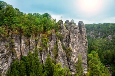 Sakson İsviçre, Almanya 'daki Bastei kayalıklarında çok güzel.