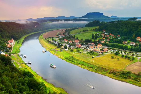 Hermosa vista superior de Rathen resort y Elba de Bastei en Saxo — Foto de Stock