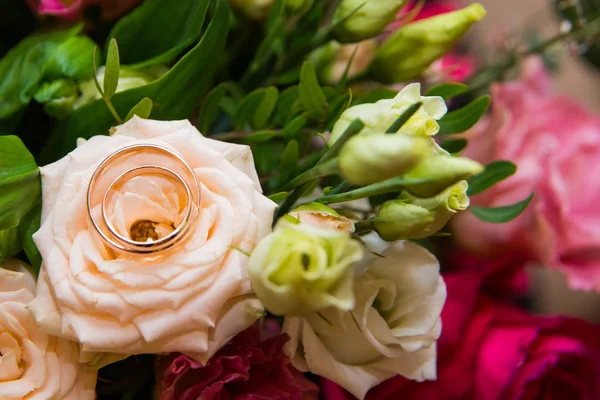 BODAS, Anillos y flores: Anillos de novia y ramo de rosas blancas . —  Fotos de Stock