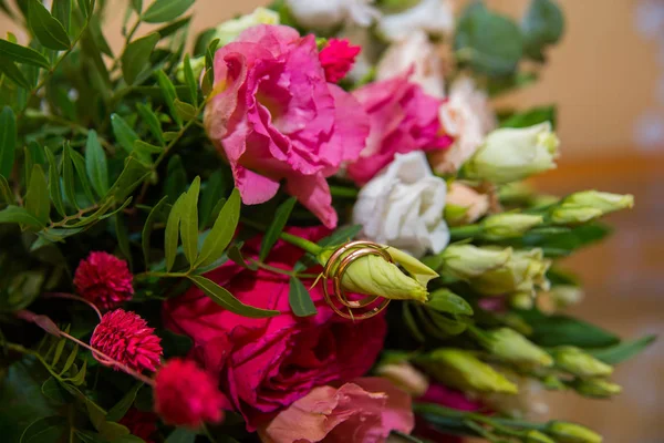 Bröllop, Ringar och blommor: Bröllop ringar och brudbukett av röda rosor. — Stockfoto