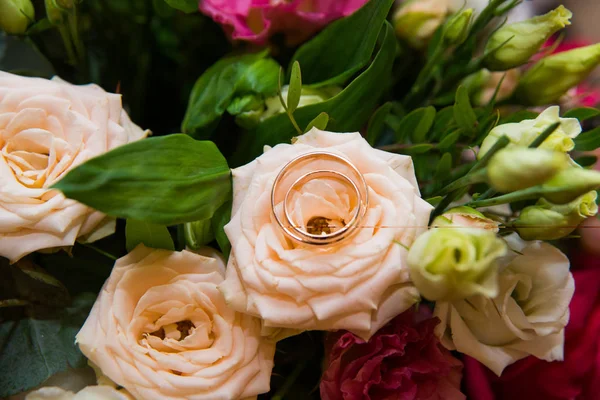 Bröllop, Ringar och blommor: Bröllop ringar och brudbukett av vita rosor. — Stockfoto