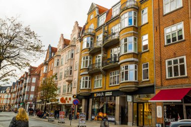 Aalborg, Danimarka - 19 Ekim 2019 Eski kasabanın merkezinde evleri olan güzel bir cadde