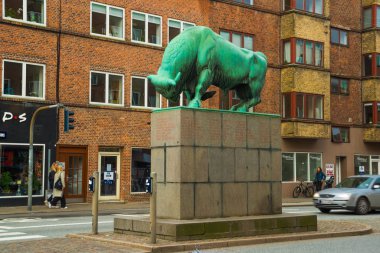 Aalborg, Danimarka - 19 Ekim 2019 Eski kasabanın merkezinde evleri olan güzel bir cadde