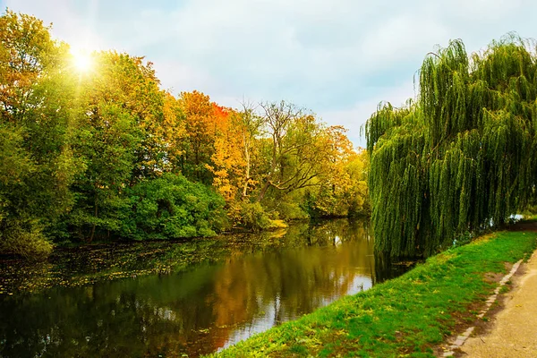 COPENHAGUE, DINAMARCA - OCTUBRE 2019: hermoso paisaje otoñal i —  Fotos de Stock