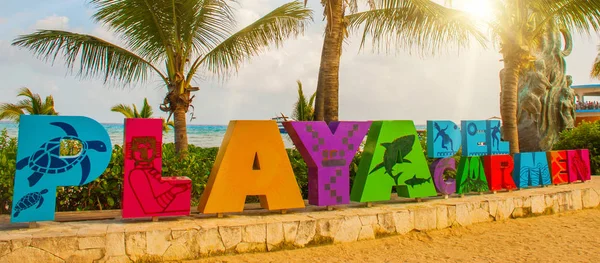 Playa del carmen, Mexiko: freie Sicht auf die riesigen Worte von playa b — Stockfoto