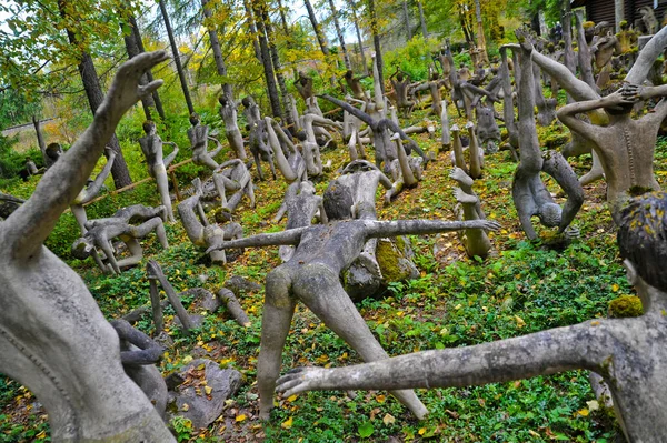PARIKKALA, FINLÂNDIA - 29 de setembro de 2013: Esculturas do artista plástico ITE Veijo Ronkkonen em seu parque de esculturas. Parikkalan patsaspuisto . — Fotografia de Stock