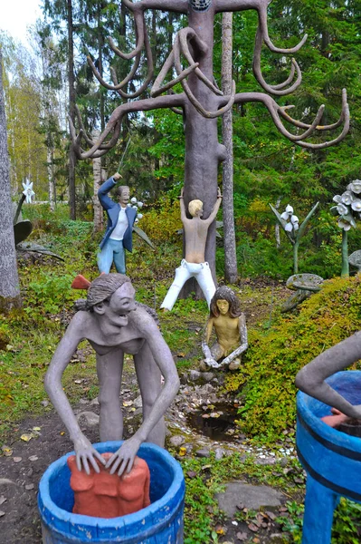 PARIKKALA, FINLAND - SEPTEMBER 29, 2013: Sculptures by ITE-artist Veijo Ronkkonen in his sculpture park. Parikkalan patsaspuisto. — ストック写真