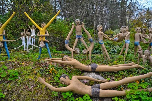 PARIKKALA, FINLAND - SEPTEMBER 29, 2013: Sculptures by ITE-artist Veijo Ronkkonen in his sculpture park. Parikkalan patsaspuisto. — ストック写真