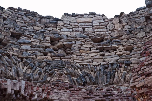 LENINGRAD REGION, RUSSIA - MARCH 9, 2014 : view of the ruined ruins of the old manor house called the Fifth Mountain on a cloudy day — 图库照片