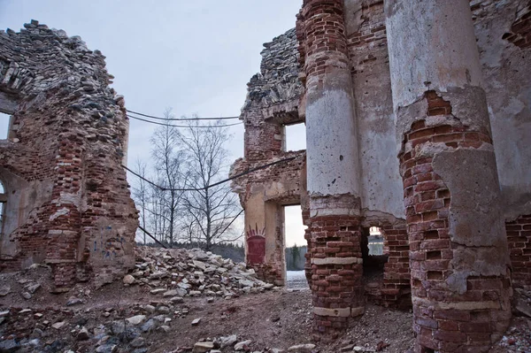 LENINGRAD REGION, RUSSIA - MARCH 9, 2014 : view of the ruined ruins of the old manor house called the Fifth Mountain on a cloudy day — Stock fotografie