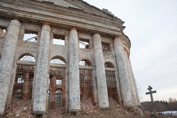 REGIÓN DE LENINGRAD, RUSIA - 9 DE MARZO DE 2014: vista de las ruinas de la antigua casa señorial llamada la Quinta Montaña en un día nublado —  Fotos de Stock