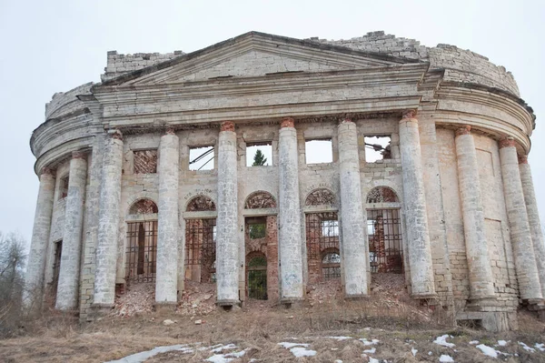 REGIÓN DE LENINGRAD, RUSIA - 9 DE MARZO DE 2014: vista de las ruinas de la antigua casa señorial llamada la Quinta Montaña en un día nublado — Foto de Stock