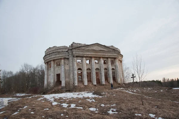 LENINGRAD REGION, RUSSIA - MARCH 9, 2014 : view of the ruined ruins of the old manor house called the Fifth Mountain on a cloudy day — стокове фото