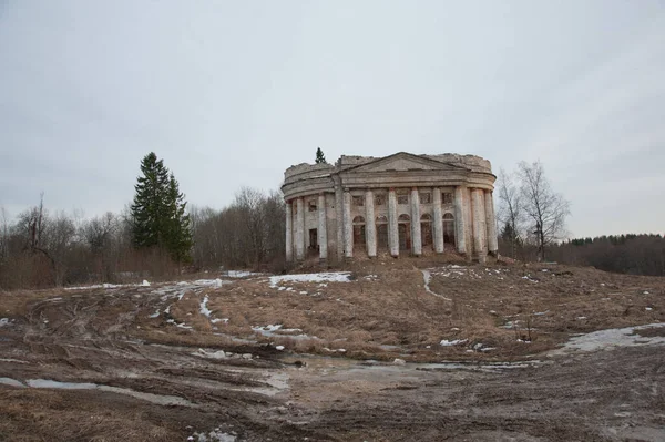 LENINGRAD REGION, RUSSIA - MARCH 9, 2014 : view of the ruined ruins of the old manor house called the Fifth Mountain on a cloudy day — Stock fotografie