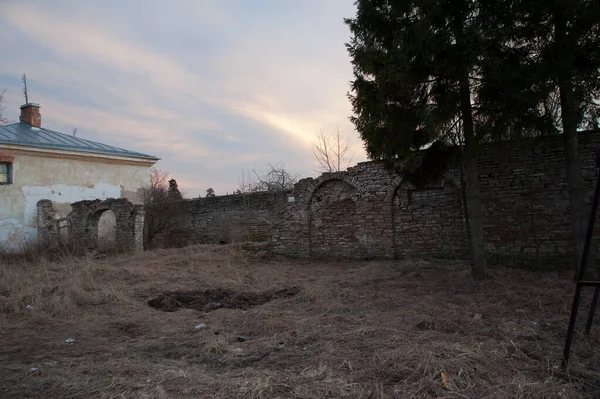 LENINGRAD REGION, RUSSIA - MARCH 9, 2014: View of the old building Demidov Manor in Thais. Abandoned old mansion near St. Petersburg. — Stock fotografie