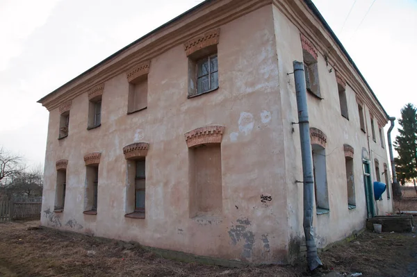 LENINGRAD REGION, RUSSIA - MARCH 9, 2014: View of the old building Demidov Manor in Thais. Abandoned old mansion near St. Petersburg. — Zdjęcie stockowe