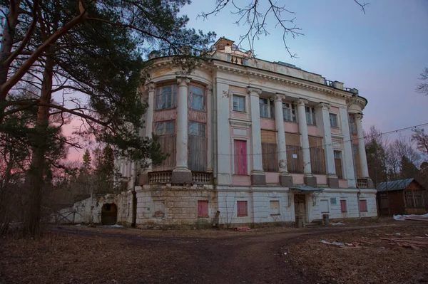 REGIÃO LENINGRADA, RÚSSIA - 9 DE MARÇO DE 2014: Vista do antigo edifício Demidov Manor em Thais. Abandonada velha mansão perto de São Petersburgo . — Fotografia de Stock