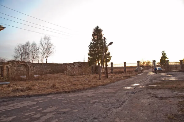 LENINGRAD REGION, RUSSIA - MARCH 9, 2014: View of the old building Demidov Manor in Thais. Abandoned old mansion near St. Petersburg. — Stock fotografie