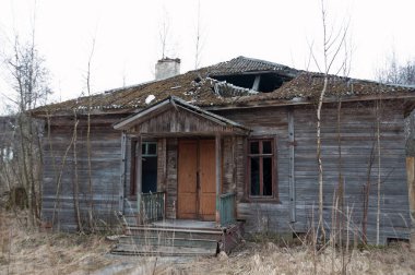 Saint Petersburg, Rusya - 30 Mart 2014: Terk edilmiş eski bir bina manzaralı manzara. Leningrad bölgesi, St. Petersburg yakınlarında.