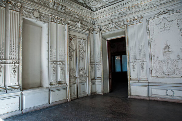 СТ.ПЕТЕРБУРГ, РОССИЯ - АПРЕЛЬ 2014: красивый интерьер заброшенного особняка Брусницын на Кожаной линии Васильевского острова в Санкт-Петербурге
