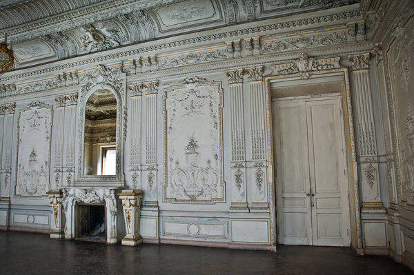 СТ.ПЕТЕРБУРГ, РОССИЯ - АПРЕЛЬ 2014: красивый интерьер заброшенного особняка Брусницын на Кожаной линии Васильевского острова в Санкт-Петербурге
