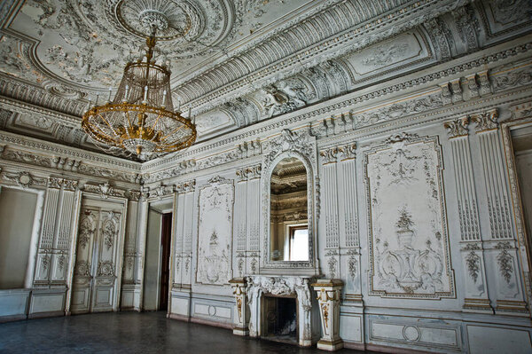 СТ.ПЕТЕРБУРГ, РОССИЯ - АПРЕЛЬ 2014: красивый интерьер заброшенного особняка Брусницын на Кожаной линии Васильевского острова в Санкт-Петербурге
