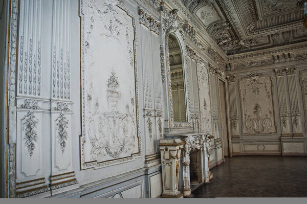 СТ.ПЕТЕРБУРГ, РОССИЯ - АПРЕЛЬ 2014: красивый интерьер заброшенного особняка Брусницын на Кожаной линии Васильевского острова в Санкт-Петербурге
