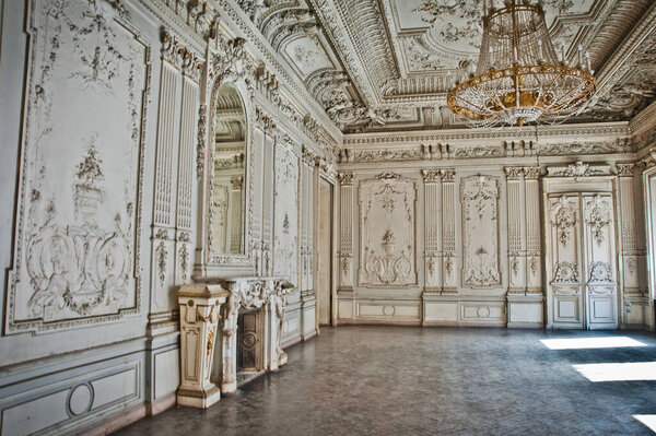 СТ.ПЕТЕРБУРГ, РОССИЯ - АПРЕЛЬ 2014: красивый интерьер заброшенного особняка Брусницын на Кожаной линии Васильевского острова в Санкт-Петербурге
