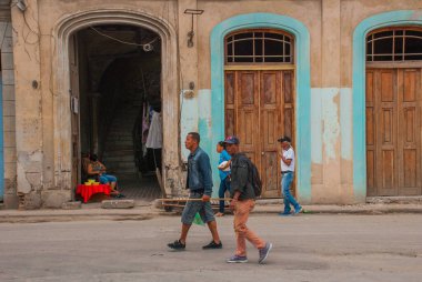 Havana, Küba - Mart 2018: Mahalle sakinleriyle sokak manzarası. Havana şehir merkezinde klasik eski arabaların ve geleneksel renkli binaların olduğu sokak sahnesi.