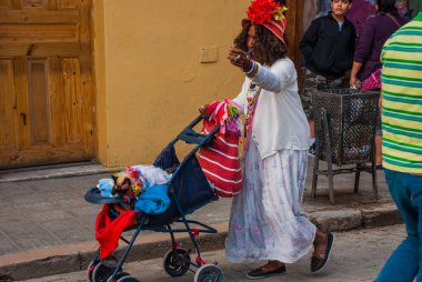 Havana, Küba - Mart 2018: Mahalle sakinleriyle sokak manzarası. Havana şehir merkezinde klasik eski arabaların ve geleneksel renkli binaların olduğu sokak sahnesi.
