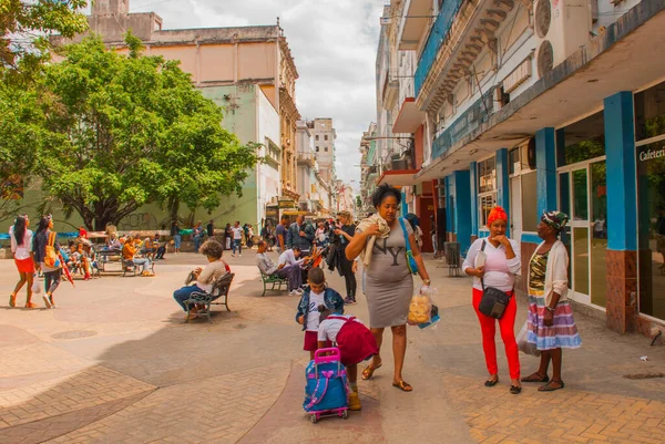 Havanna Kuba 2018 Március Kilátás Utcára Helyi Lakosokkal Utcai Jelenet — Stock Fotó
